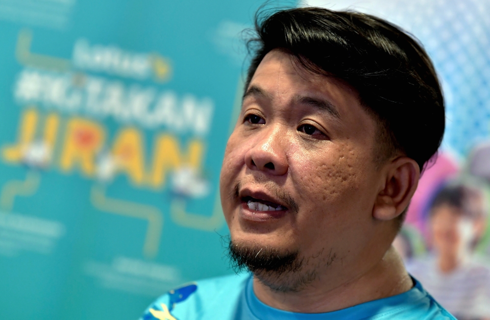 Deputy Minister Lukanisman Awang Sauni speak to reporters in Shah Alam September 30, 2023. — Bernama pic