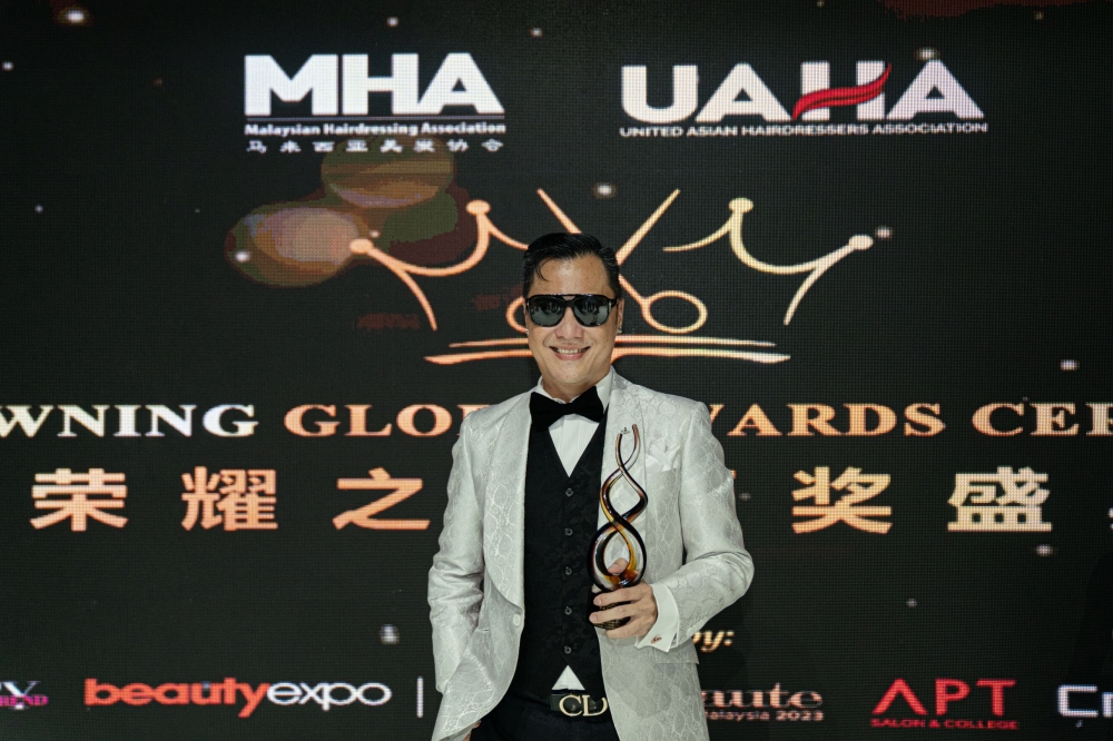 Celebrity hairstylist Albert Nico with his 'Iconic Legend of All Time' award. — Picture by Elliott Koon