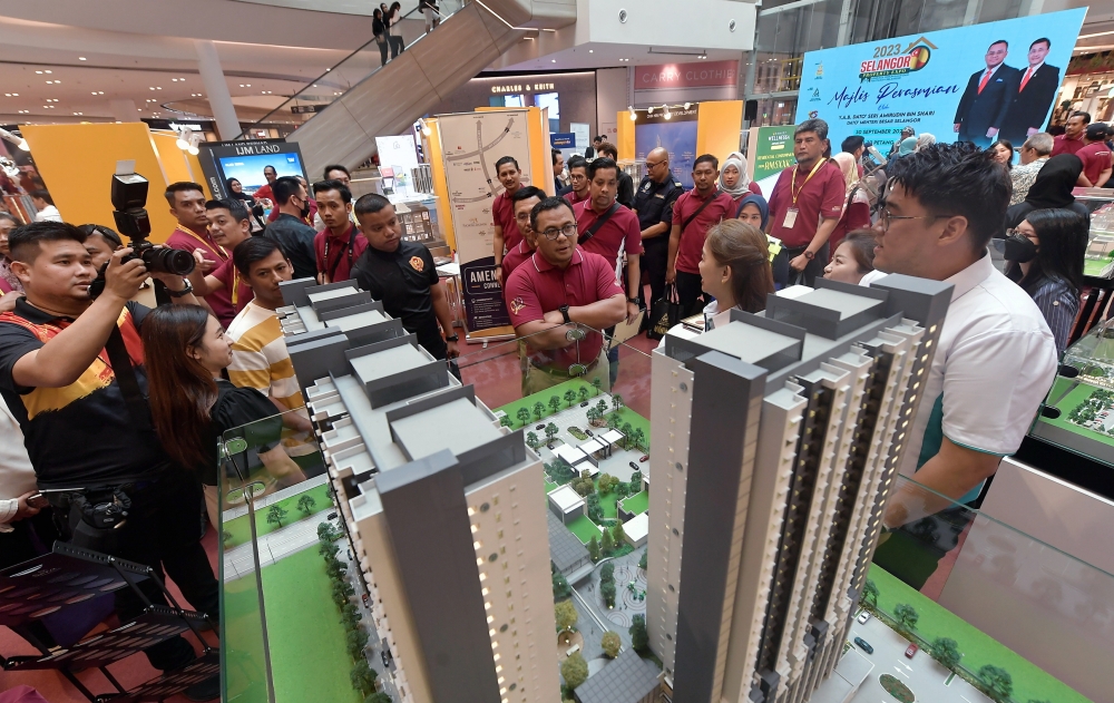 Selangor Menteri Besar Datuk Seri Amirudin Shari (centre) views exhibits at the Selangor Property Expo 2023 in Shah Alam September 30, 2023. — Bernama pic