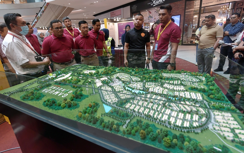 Selangor Menteri Besar Datuk Seri Amirudin Shari (2nd left) views exhibits at the Selangor Property Expo 2023 in Shah Alam September 30, 2023. — Bernama pic