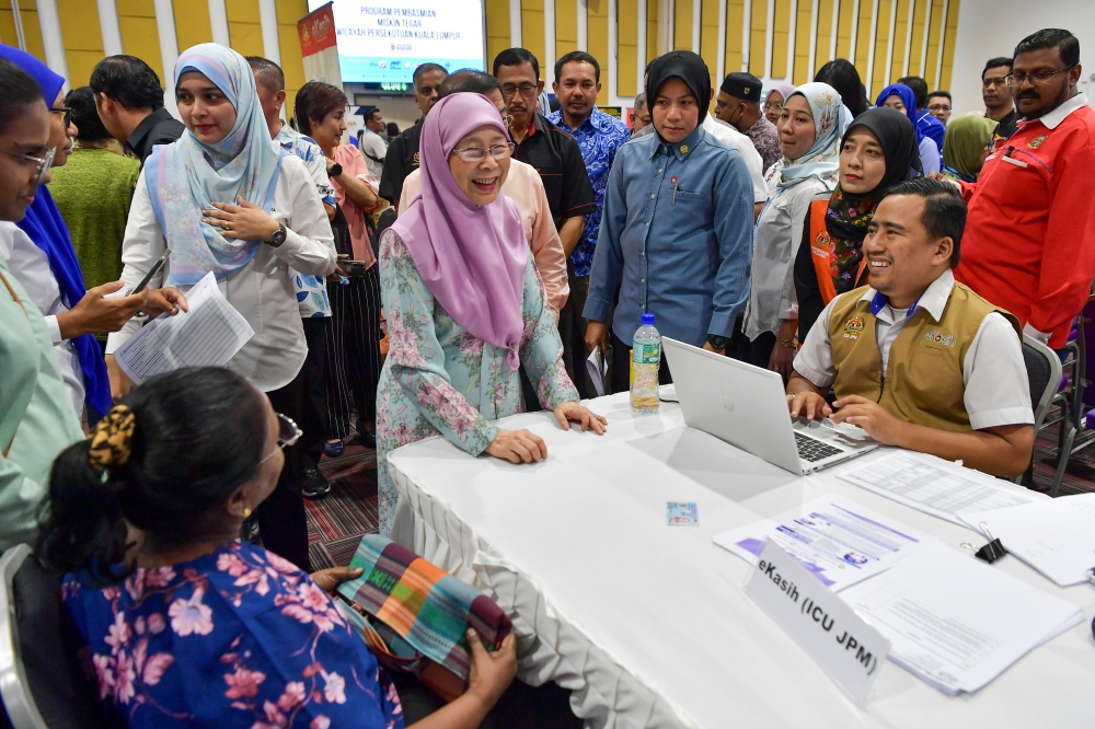 Engagement sessions on the Hardcore Poverty Eradication Programme organised by the Prime Minister’s Department are a proactive move towards realising the Unity Government’s aspirations to eliminate hardcore poverty, said Datuk Seri Dr Wan Azizah Wan Ismail. — Bernama pic
