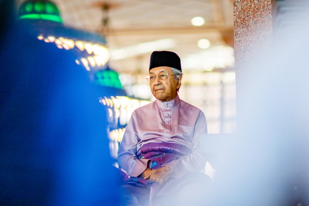 Dr Mahathir had previously filed a discovery application that would compel Anwar to show any evidence supporting the latter’s nepotism and cronyism allegations against the 98-year-old. — Picture by Hari Anggara
