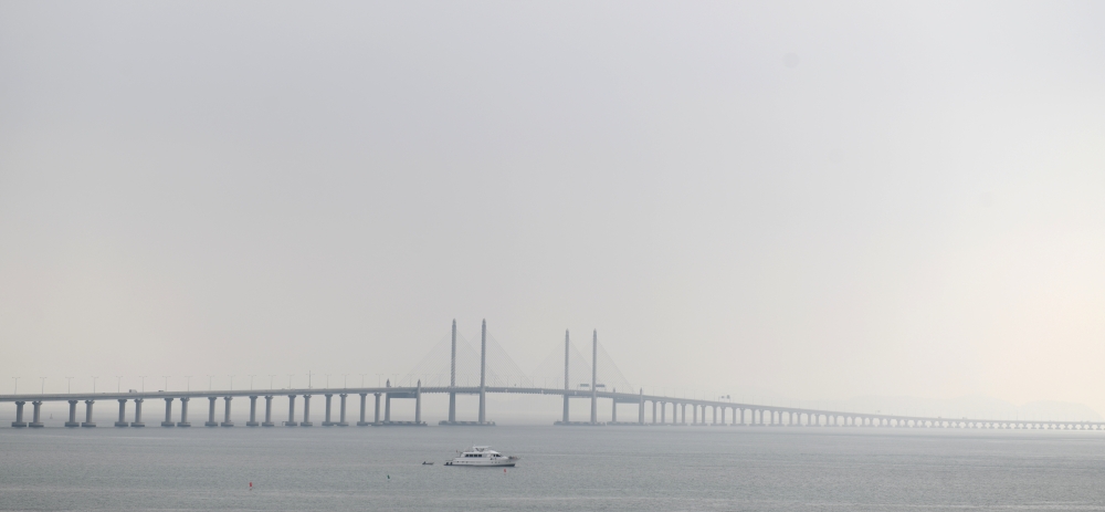 The hazy view of the Sultan Abdul Halim Mu’adzam Shah Bridge, George Town, October 2, 2023. — Bernama pic 