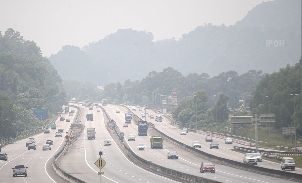 Ipoh is shrouded in thick smoke due to the haze on Monday, October 2, 2023. — Picture by Farhan Najib