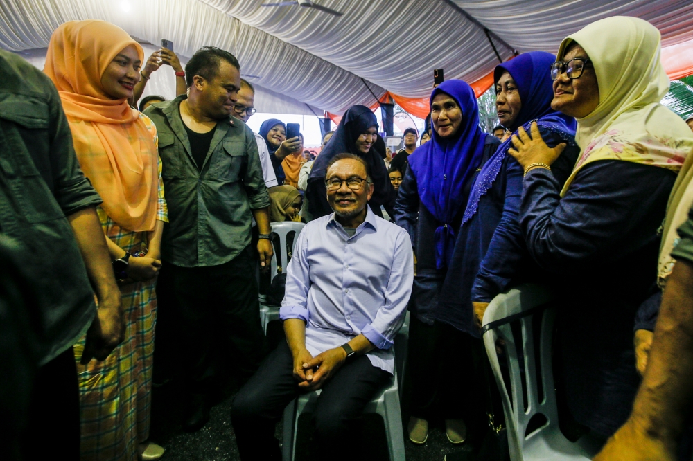 Prime Minister Datuk Seri Anwar Ibrahim at Felda Chemomoi during the Karnival Segalanya Felda in Bentong, Pahang, October 2, 2023. — Picture by Hari Anggara 