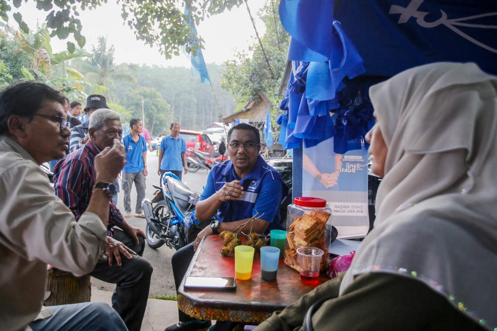 Datuk Amizar Abu Adam after the door-to-door at Kampung Lembah Jaya, Pelangai in Pahang on October 1, 2023. — Picture by Hari Anggara.