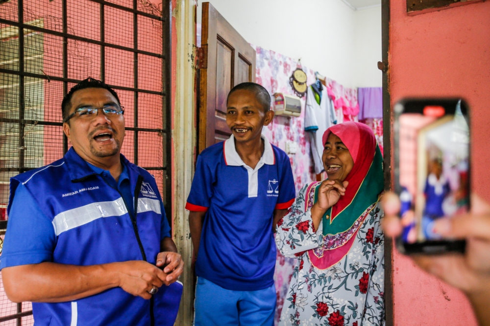Datuk Amizar Abu Adam canvasses for votes at Kampung Lembah Jaya, Pelangai in Pahang on October 1, 2023. — Picture by Hari Anggara