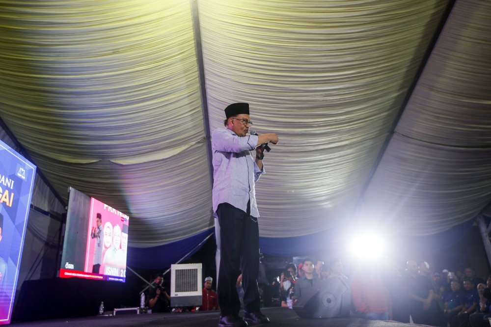 Prime Minister Datuk Seri Anwar Ibrahim giving his speech during the Ceramah Mega Perpaduan Madani Pelangai at Simpang Pelangai in Bentong, Pahang, October 2, 2023. — Picture by Hari anggara.