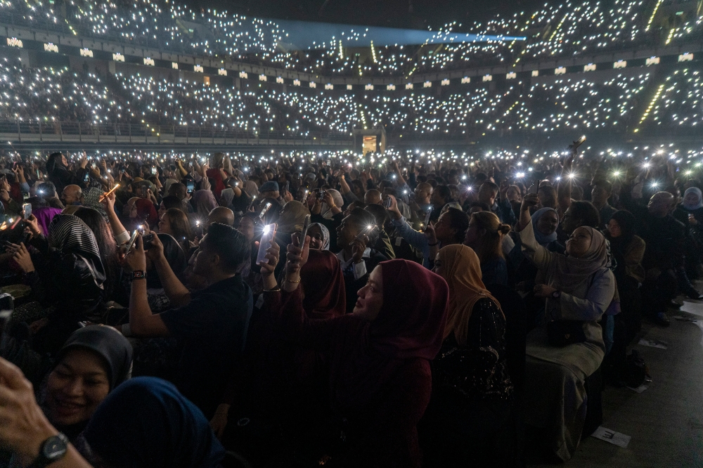 The whole Axiata Arena lit up as the band performed their hit song ‘Kangen’. — Picture by Shafwan Zaidon