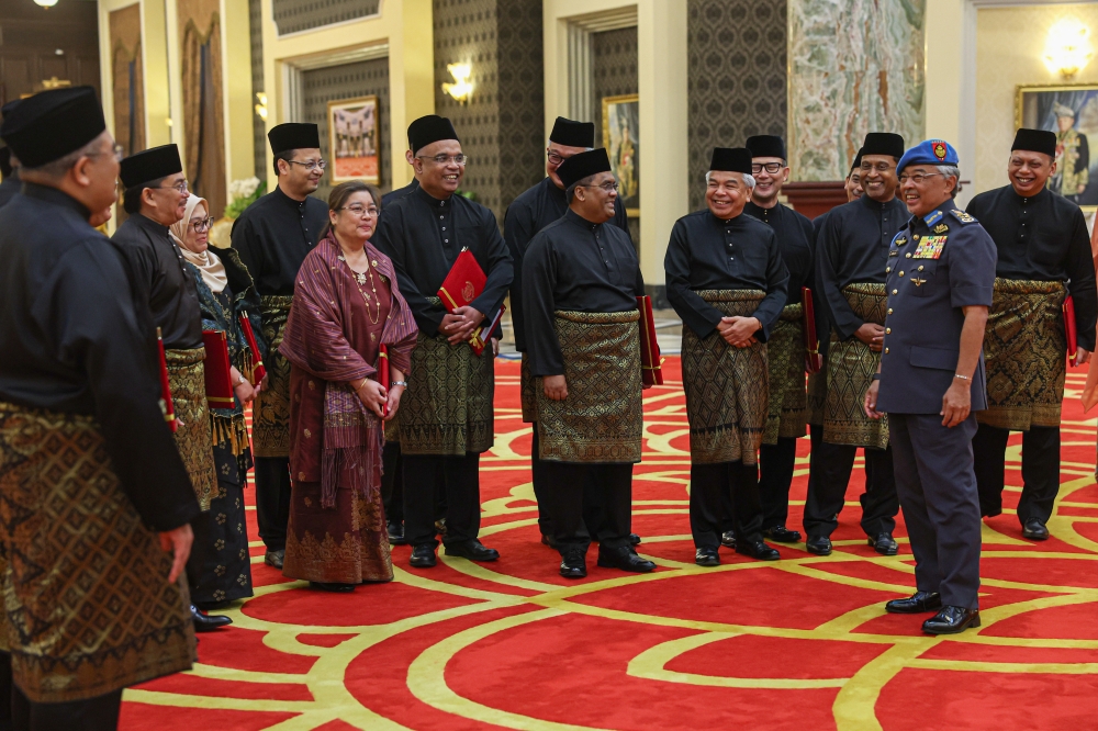 Yang di-Pertuan Agong Al-Sultan Abdullah Ri’ayatuddin Al-Mustafa Billah Shah with the Malaysian envoys assigned to missions abroad at Istana Negara, October 4, 2023. — Bernama pic 