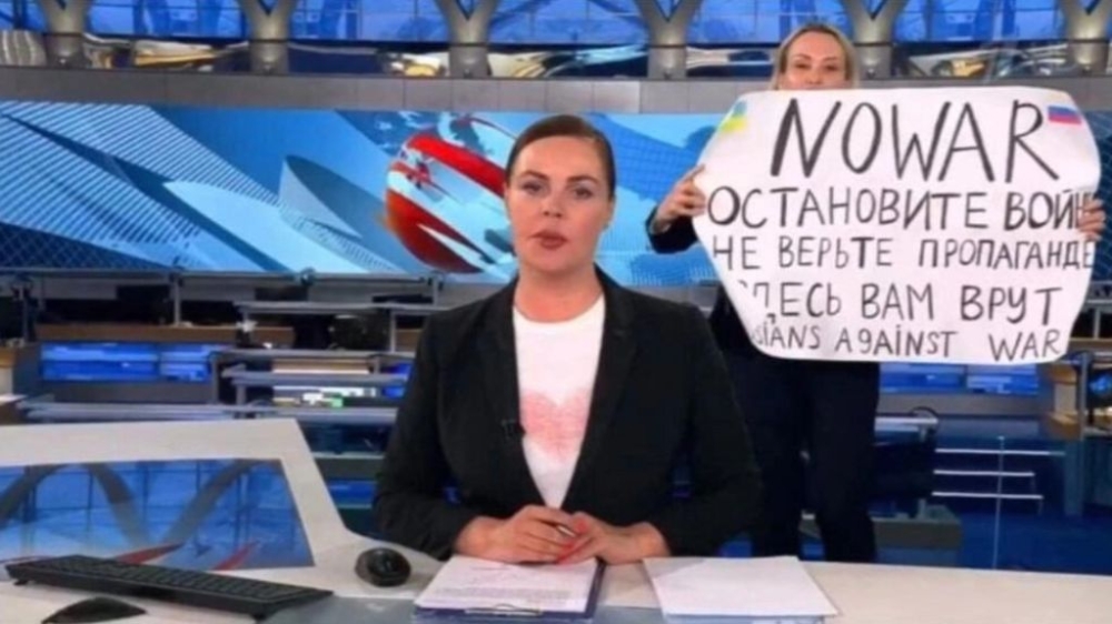 This video grab taken on March 15, 2022 shows Russian Channel One editor Marina Ovsyannikova holding a poster reading 