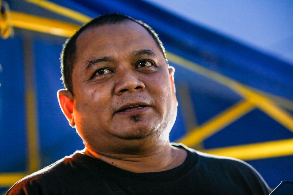 Businessman Ikhsan 40 speaks to Malay Mail at the Felda Chemomoi night market in Pahang, October 1, 2023. — Picture by Hari Anggara