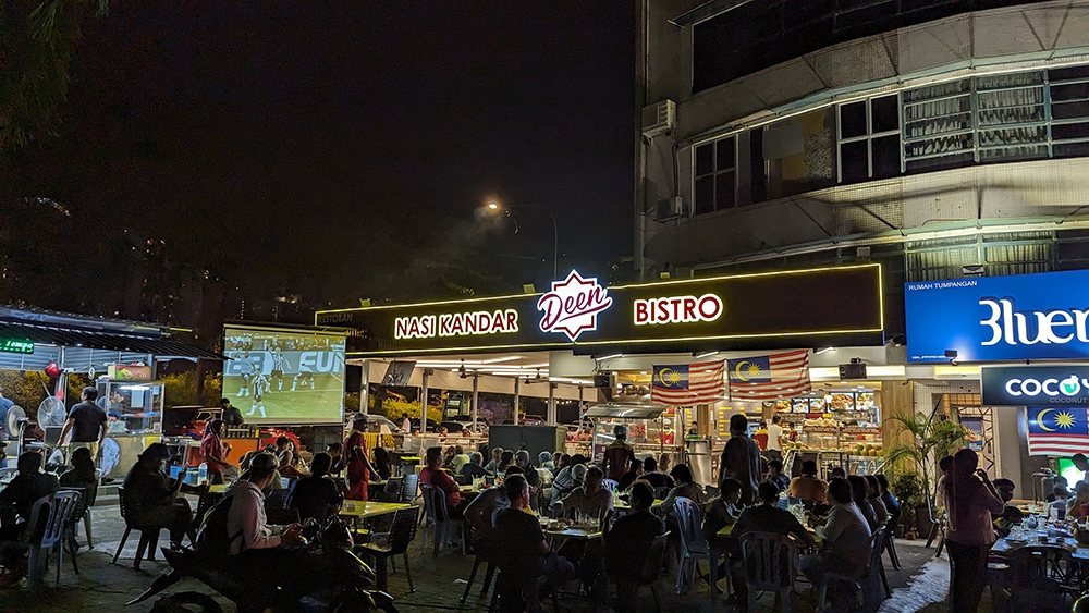 It’s nigh impossible to miss the glaring sign to Nasi Kandar Deen Bistro.