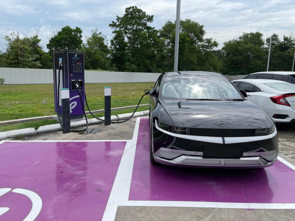 Petronas Dagangan Berhad (PDB) has reiterated its commitment to install more electric vehicle charging hubs at its petrol stations nationwide, with the number depending on demand and the number of EVs hitting the road over the year. — SoyaCincau pic 