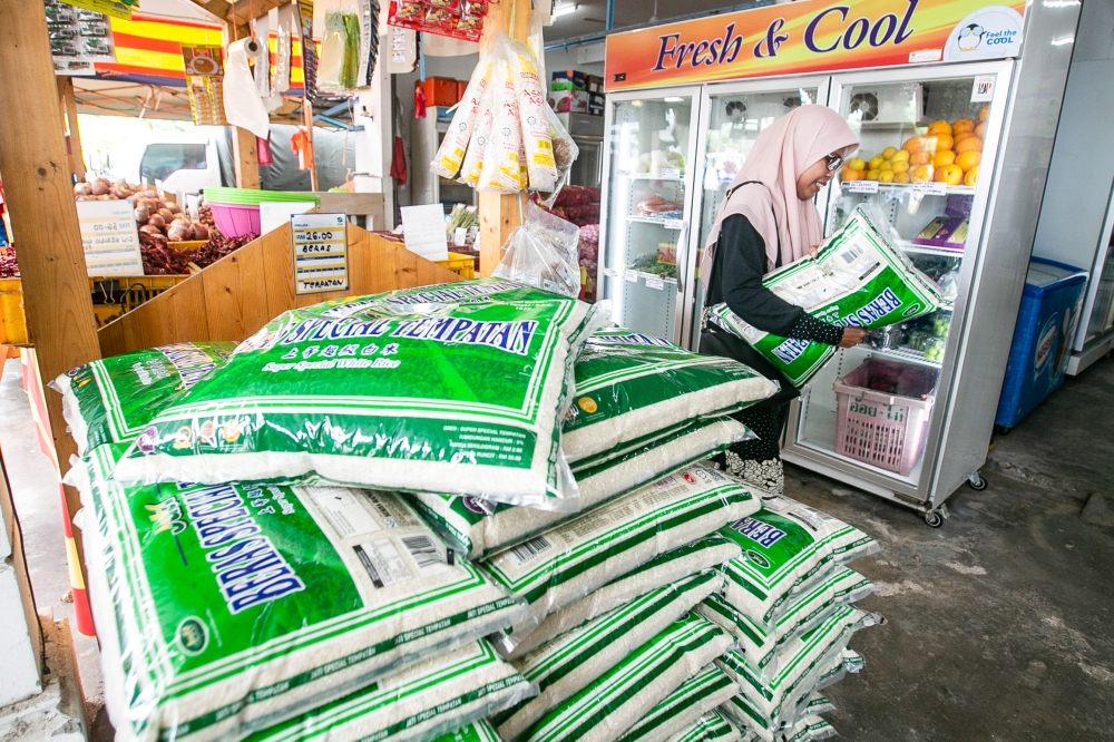 The government, through the Agriculture and Food Security Ministry, had announced a subsidy of RM950 per tonne for imported white rice for Sabah and Sarawak, which takes effect today. — Picture by Hari Anggara 