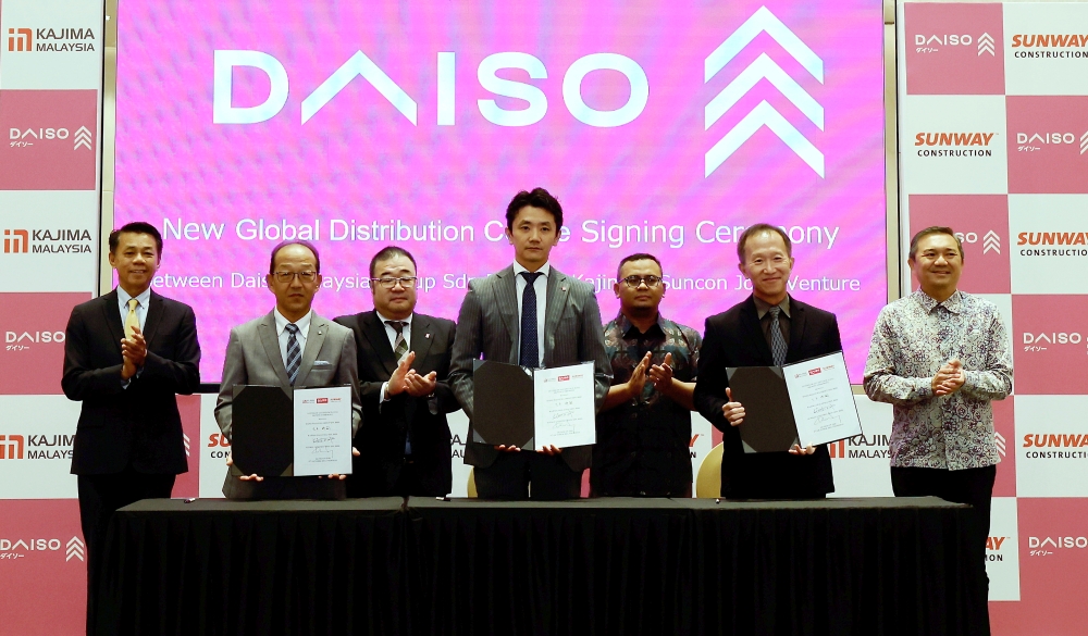 Menteri Besar Datuk Seri Amirudin Shari (3rd right) witnesses the signing ceremony of a collaborative agreement to develop the global distribution centre between Daiso Malaysia and Kajima-Suncon in Shah Alam October 5, 2023. Also present are Kajima Malaysia Sdn Bhd Managing Director Katsuya Tada (2nd left), Daiso Malaysia Group Sdn Bhd Managing Director Masatsugu Furuichi (centre) and Sunway Construction Sdn Bhd Group Managing Director Liew Kok Wing (2nd right). — Bernama pic