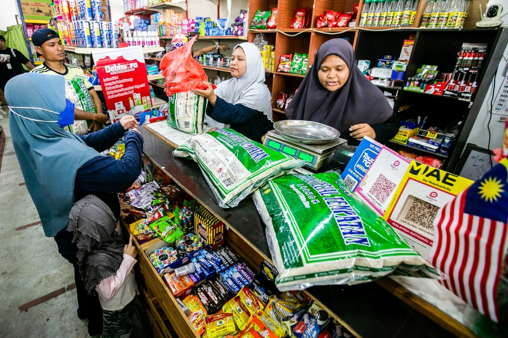 Sarawak Padi and Rice Regulatory (KPB) Authority director, Nor Anizan Radzali, assured that the supply of rice in the state is sufficient, and continuous monitoring will be carried out to ensure that the maximum price of RM31 per 10 kilogrammes (kg) of rice is adhered to by industry players. — Picture by Hari Anggara.