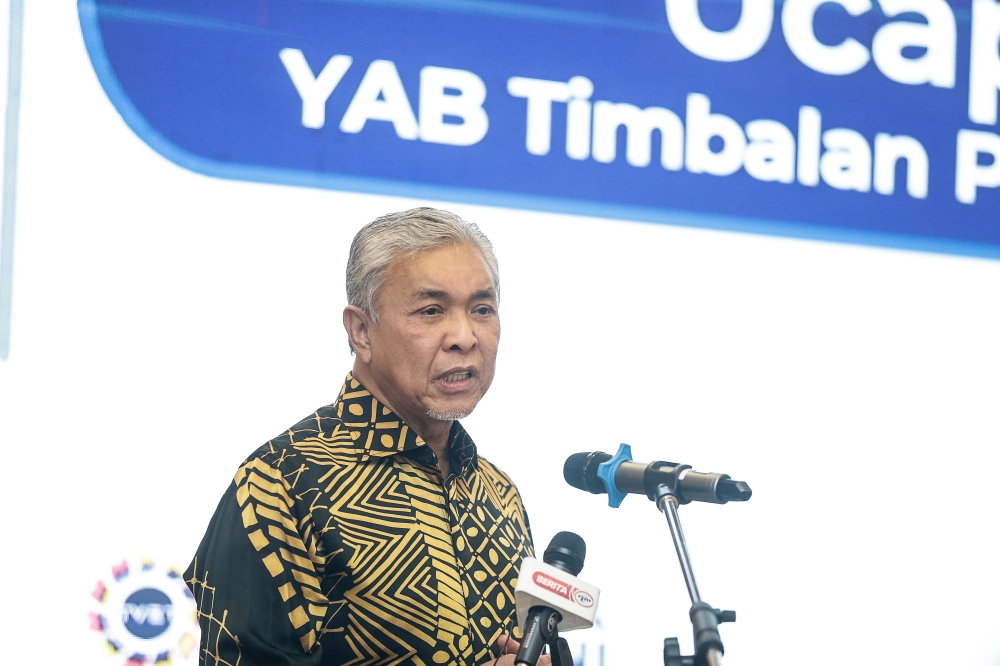 Deputy Prime Minister Datuk Seri Ahmad Zahid Hamidi has proposed a collaboration between the Domestic Trade and Cost of Living Ministry and the Malaysian Franchise Association to introduce the National Franchise Policy to empower the franchise industry. — Picture by Sayuti Zainudin
