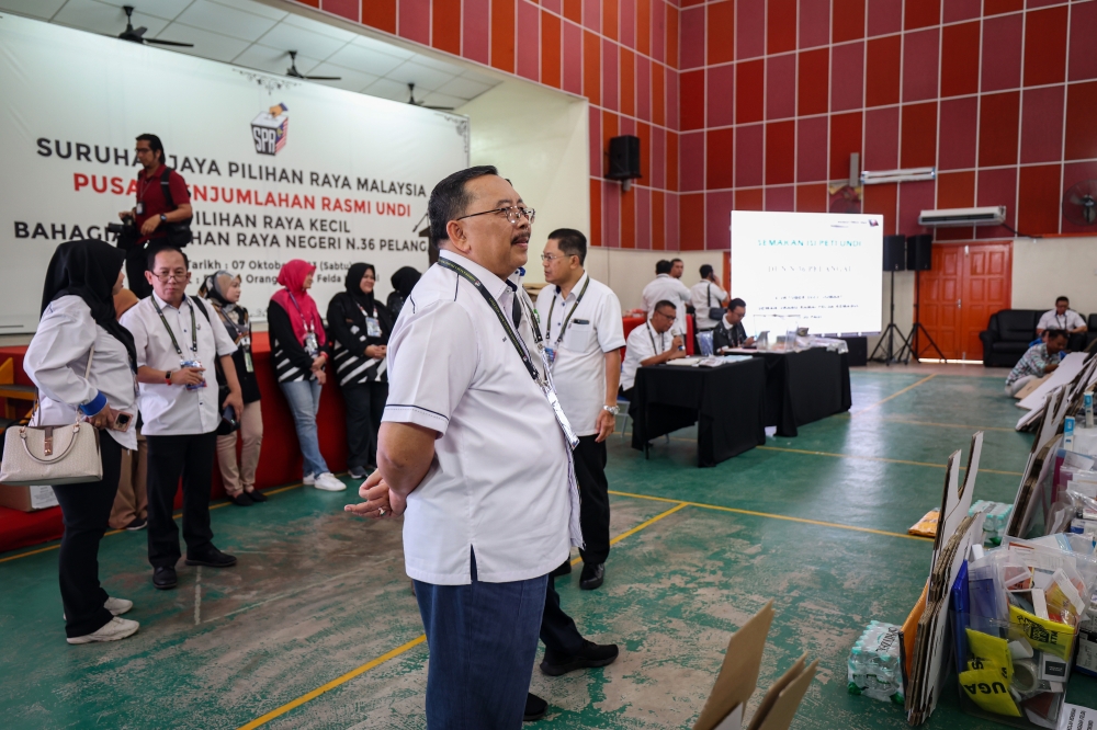 EC chairman Tan Sri Abdul Ghani Salleh inspecting the preparations at the Pelangai by-election vote tallying centre at the Felda Kemasul community hall in Bentong October 6, 2023. ― Bernama pic