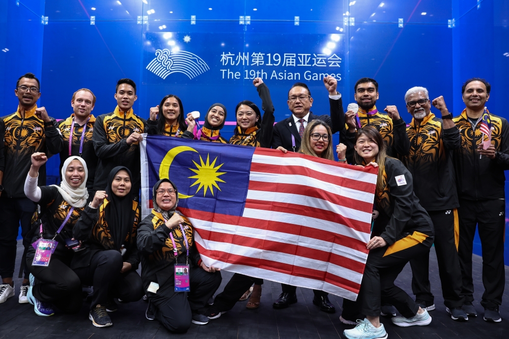 Youth and Sports Minister Hannah Yeoh and Malaysian chef de mission Datuk Chong Kim Fatt pose for a picture with the national squash players in Hangzhou October 5, 2023. ― Bernama pic