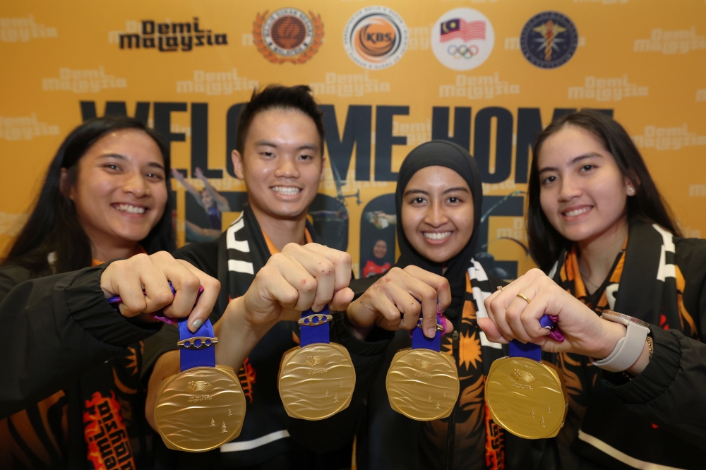 National squash players (from left) Aira Azman, Ng Eain Yow, Aifa Azman and Rachel Arnold with their gold medals won in the Asian Games, Putrajaya, October 6, 2023. — Bernama pic 