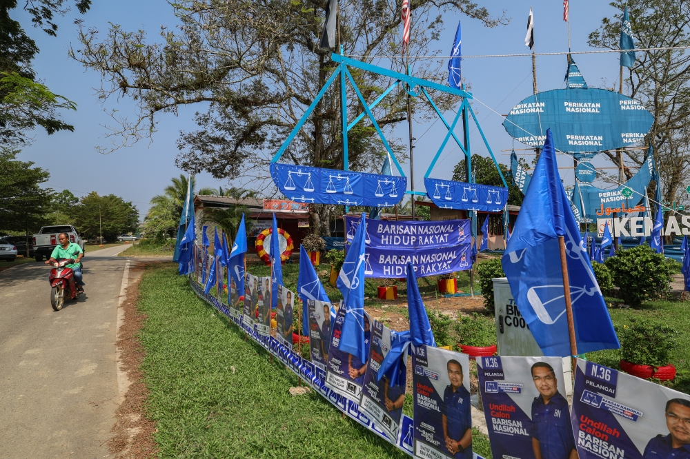 Flags and banners of competing parties line the road in Pelangai, Pahang, October 6, 2023 as rivals Barisan Nasional and Perikatan Nasional chase a morale-boosting victory in the wake of two polls in Johor last month.— Bernama pic 