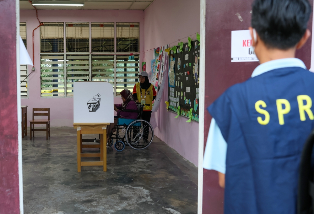 A voter casts her ballot at SKJC Manchis in Bentong October 7, 2023. ― Bernama pic