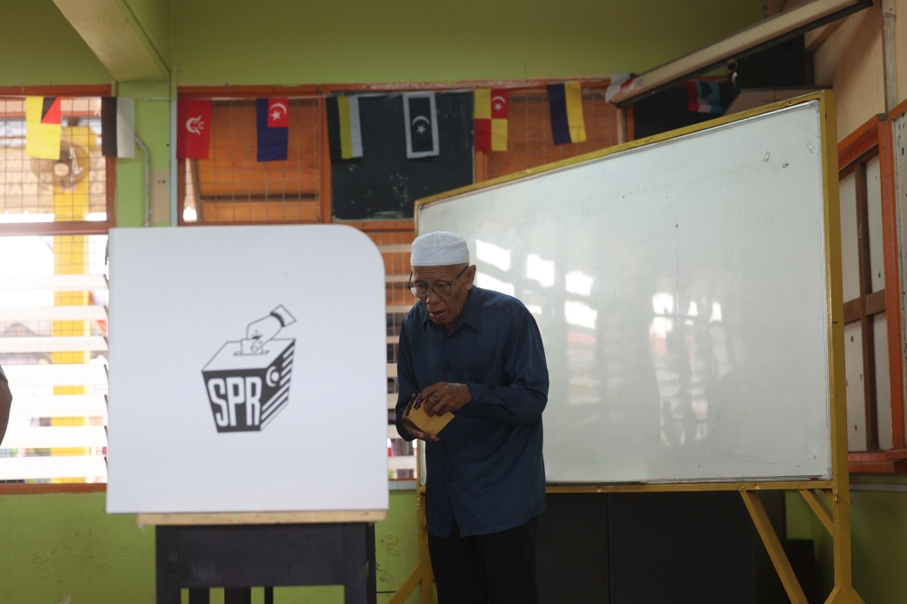 A voter casts his ballot during the Pelangai by-election at Sekolah Menengah Kebangsaan Chemomoi  in Bentong October 7, 2023. – Bernama pic  