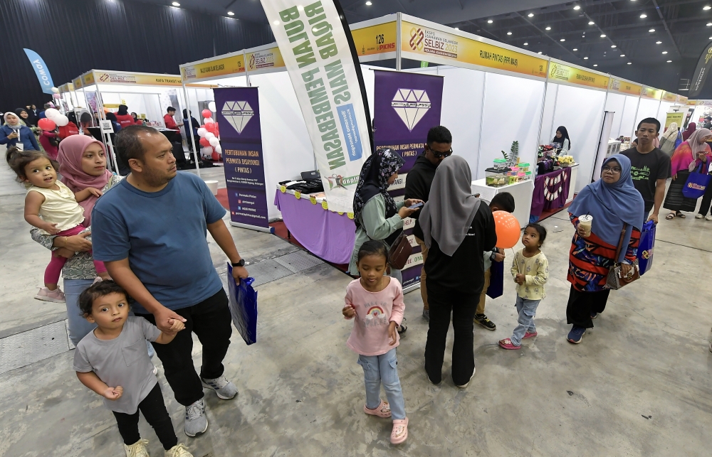 Visitors are seen at the Selangor Entrepreneur Expo 2023 at the Setia City Convention Centre in Shah Alam October 7, 2023. — Bernama pic