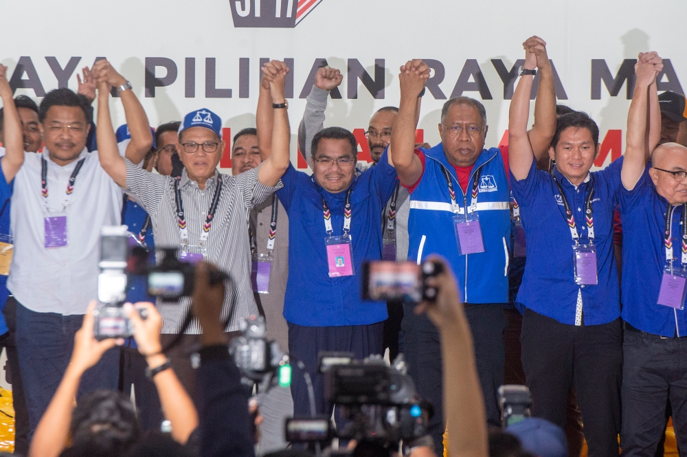 A victorious Amizar Abu Adam at Dewan Orang Ramai Felda Kemasol in Bentong, Pahang on October 7,2023. — Picture by Shafwan Zaidon