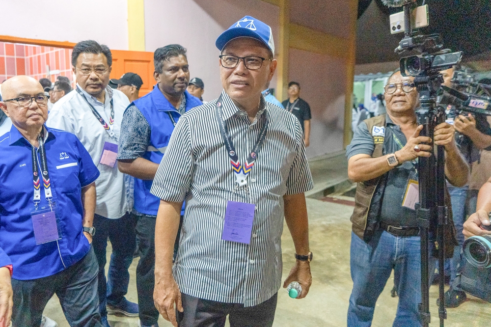 Pahang Menteri Besar Datuk Seri Wan Rosdy Wan Ismail arrives for the announcement of the Pelangai by-election result at Dewan Orang Ramai Felda Kemasol in Bentong October 7, 2023. — Picture by Shafwan Zaidon