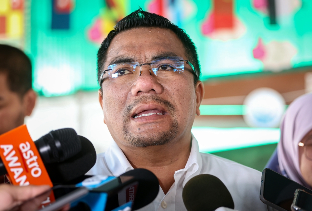 Barisan Nasional’s Datuk Amizar Abu Adam speaks to the media after meeting with his constituents at Felda Chemomoi in Bentong October 8, 2023. — Bernama pic