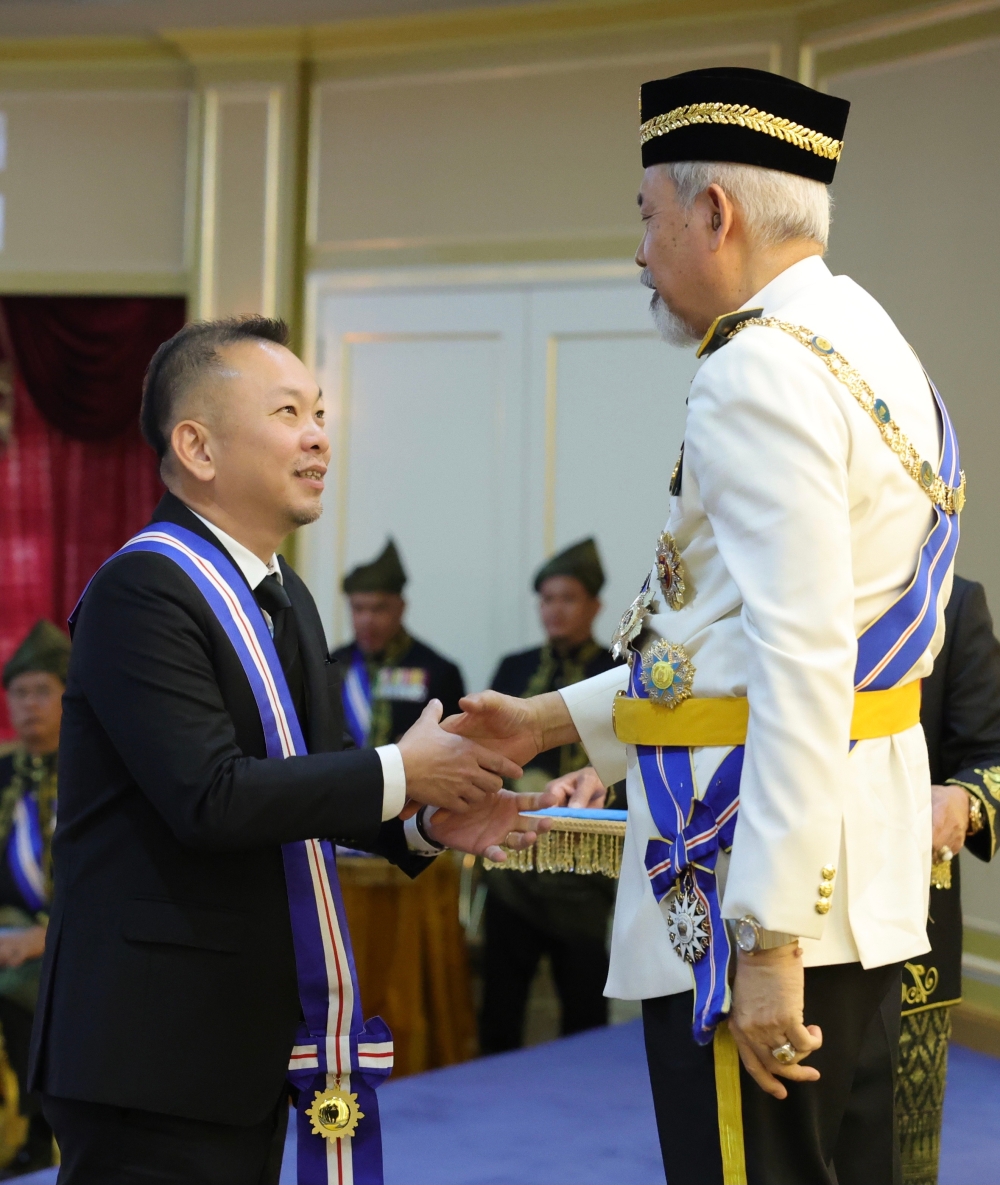 Yang Dipertua Negeri Sabah Tun Juhar Mahiruddin (right) confers the Panglima Gemilang Darjah Kinabalu that carries the title ‘Datuk’ to Deputy Agriculture and Food Security Minister Chan Foong Hin in conjunction with former’s birthday celebration in Kota Kinabalu October 7, 2023. — Bernama pic