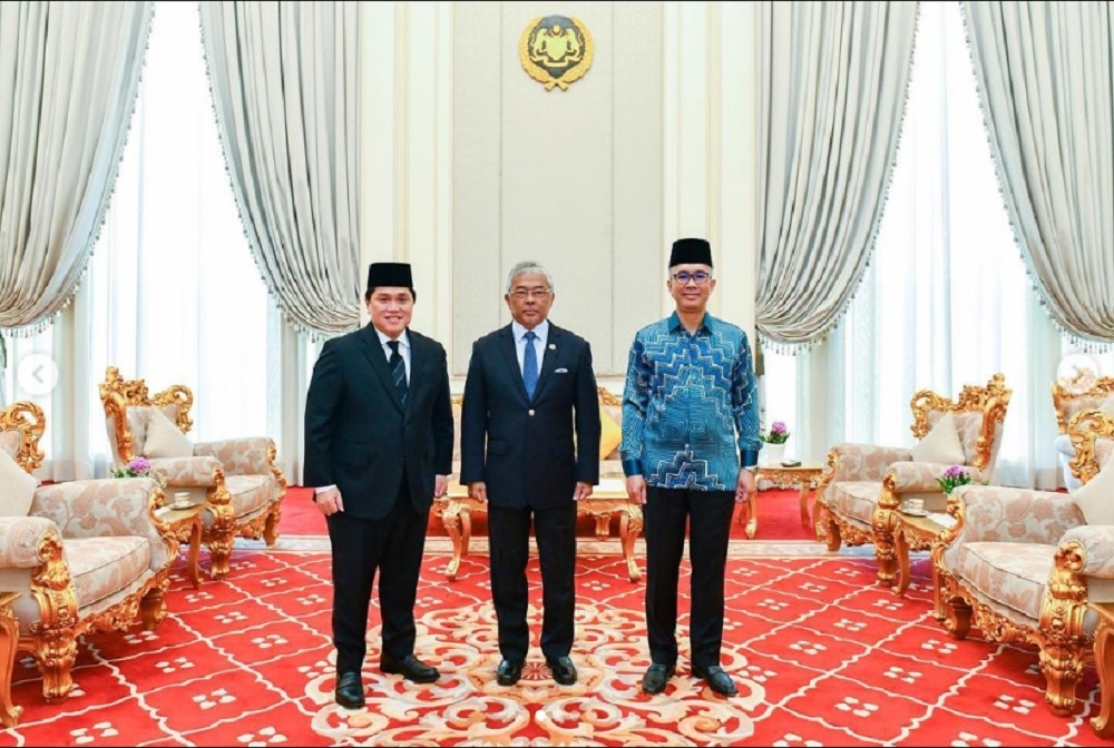 Indonesia’s State-Owned Enterprises Minister Erick Thohir paid a courtesy visit to Yang di-Pertuan Agong Al-Sultan Abdullah Ri’ayatuddin Al-Mustafa Billah Shah at the National Palace in Kuala Lumpur yesterday. Also present was Investment, Trade, and Industry Minister Datuk Seri Tengku Zafrul Abdul Aziz. — Picture via Instagram/Istana Negara