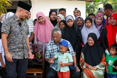 Agong visits storm victims in Rompin, channels aid to asnaf - Vimarsana News