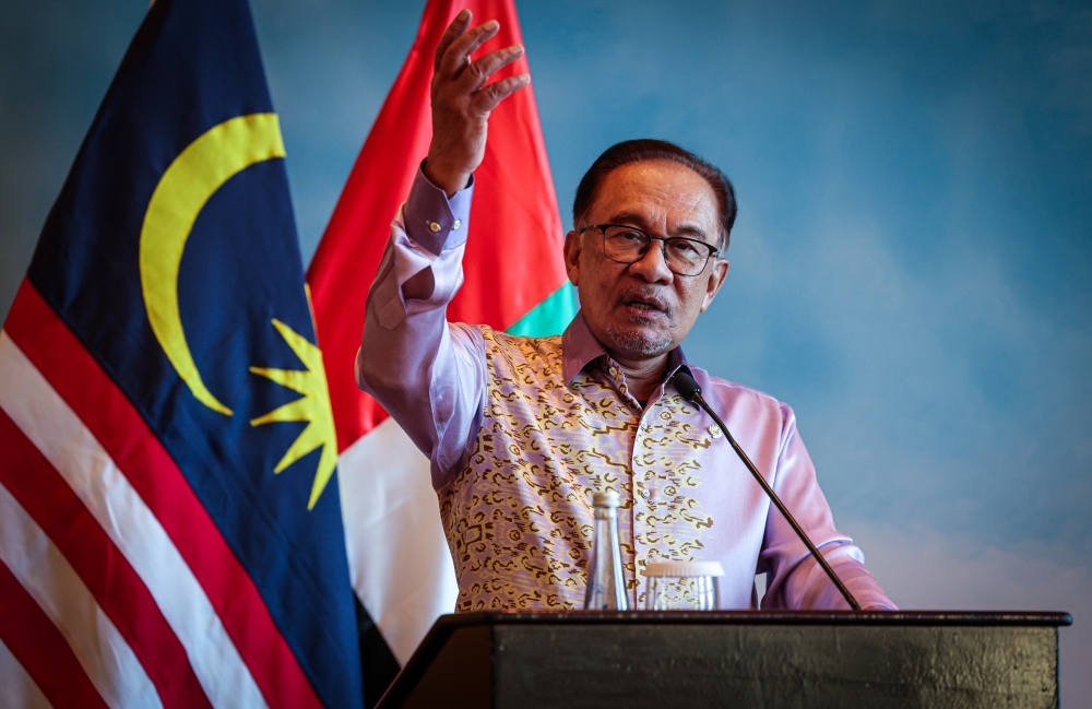 Prime Minister Datuk Seri Anwar Ibrahim has suggested that all parties, including the opposition, watch his recent interview with CNN in its entirety before hurling any criticisms at him. — Bernama pic