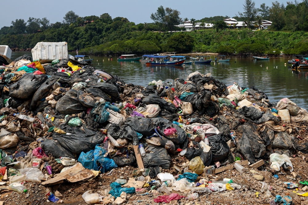A pile of garbage sits near the fishing jetty in Kampung Baru Pulau Redang due to an inefficient collection system since a year ago. Menteri Besar Datuk Seri Ahmad Samsuri Mokhtar today said the Terengganu government will use the incineration process to overcome garbage problems on the island. — Bernama pic  