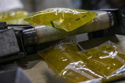 Report: Malaysian cooking oil continue to be smuggled into Thailand - Vimarsana News