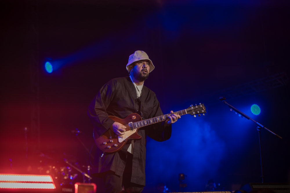 Lead guitarist Loque also served fans some smooth and crisps riffs during their performance. — Picture by Raymond Manuel