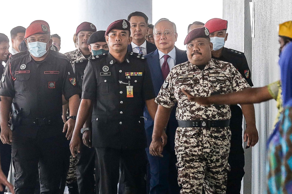 KUALA LUMPUR 10/10/2023 Former Premier Datuk Seri Najib Razak was seen at the compound following the 1 Malaysia Developement Berhad (1MDB) case here at Kuala Lumpur Court Complex. — Picture by Sayuti Zainudin