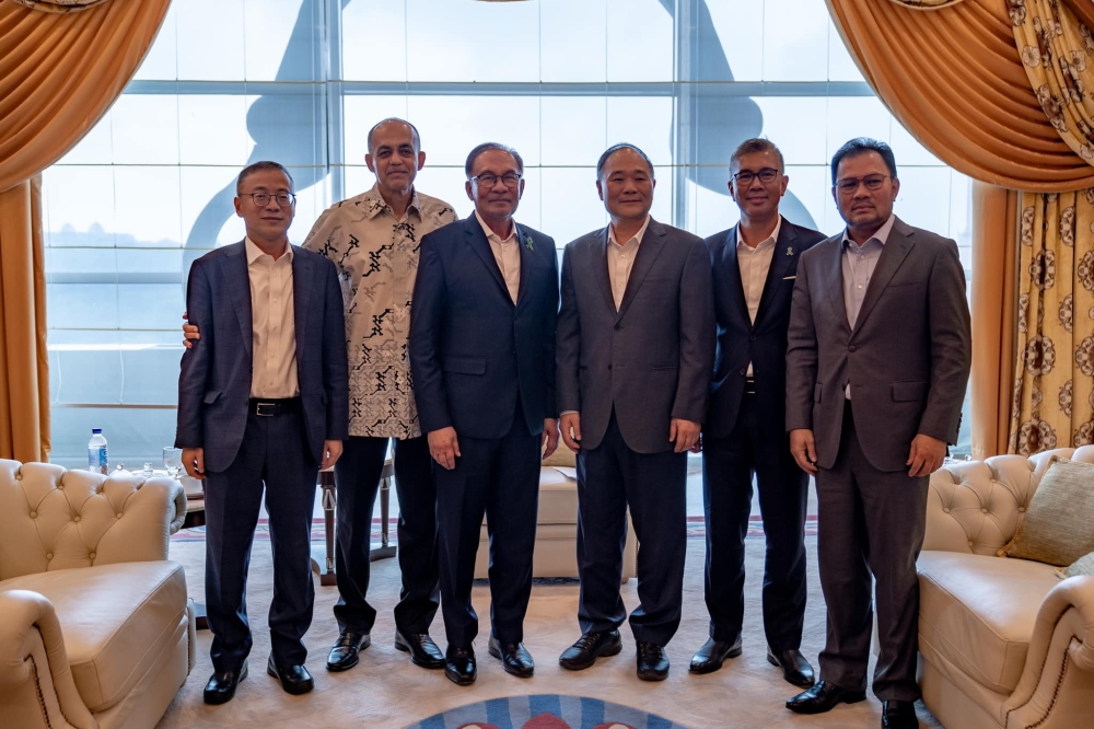 Prime Minister Datuk Seri Anwar Ibrahim receiving a courtesy visit from Geely chairman Li Shufu. — Picture courtesy of Facebook/anwaribrahimofficial