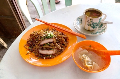 Old school ‘wantan mee’ and the perfect ‘cham’: Nostalgic coffee shop fare at Han Yong Kopitiam in Semenyih