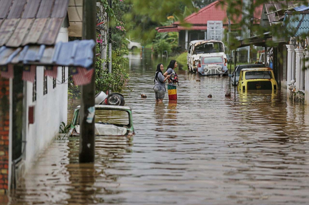 File picture of people in Meru, Klang evacuating their houses due to floods November 11, 2022. The Selangor government today identified 97 flood hotspots in the state following the current north-east monsoon transition phase. — Picture by Ahmad Zamzahuri