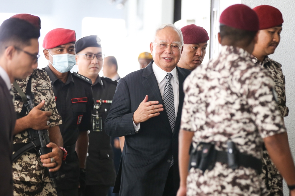 Former prime minister Datuk Seri Najib Razak arrives at Kuala Lumpur High Court, October 11,2023. — Picture by Ahmad Zamzahuri