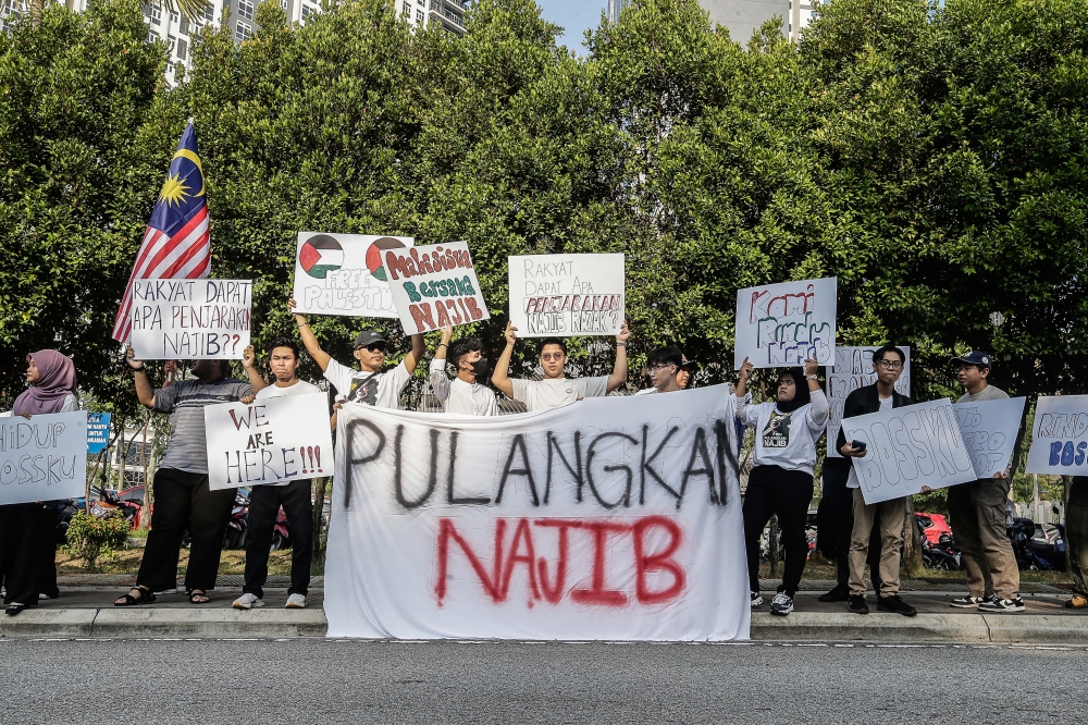 A group of students known as ‘Gerakan Pulangkan Najib’ were seen outside the Kuala Lumpur Court Complex October 11, 2023. ― Picture by Sayuti Zainudin