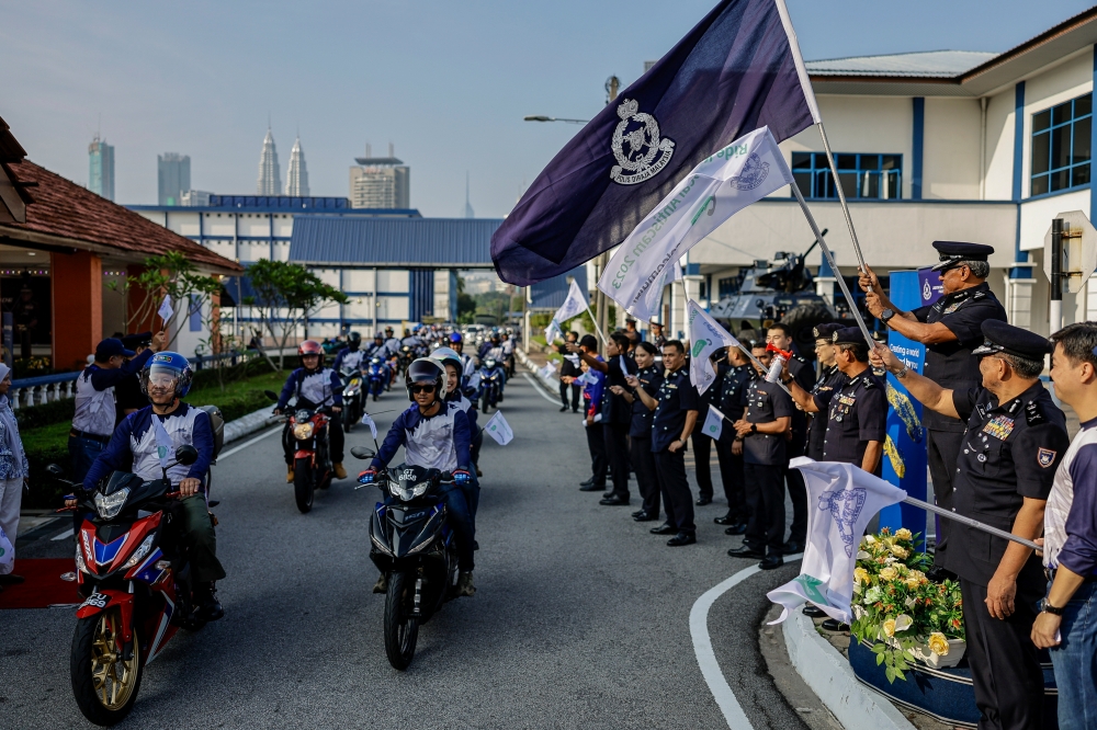 Bukit Aman Commercial Crime Investigation Department (CCID) Director Datuk Seri Ramli Mohamed Yoosuf flagging off 65 participants of the CCID 2023 Anti-Scam Kapcai Ride convoy to Cameron Highlands. — Bernama pic