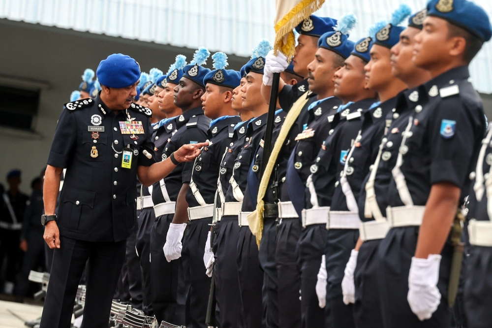 Inspector-General of Police Tan Sri Razarudin Husain has ordered the Department of Integrity and Standards Compliance to investigate any officer or police personnel living in luxury beyond their means. — Bernama pic 