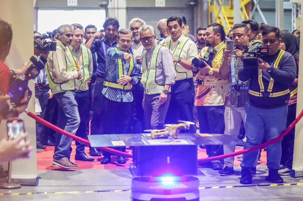 Communications and Digital Minister Fahmi Fadzil (centre) during the Malaysia First 5G Autonomous Warehouse launching ceremony at DHL Supply Chain warehouse in Shah Alam October 12, 2023. — Picture by Yusof Mat Isa