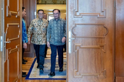 PM Anwar receives courtesy call from Indonesia's former education and culture minister Anies Rasyid Baswedan - Vimarsana News