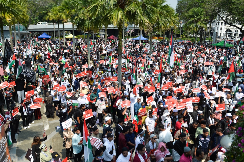 A large crowd gathers during the 'Free Palestine' rally at Masjid Negara in Kuala Lumpur October 13,2023. — Pictures by Miera Zulyana